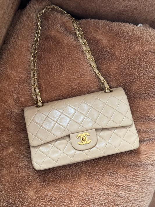 Chanel in pelle beige.