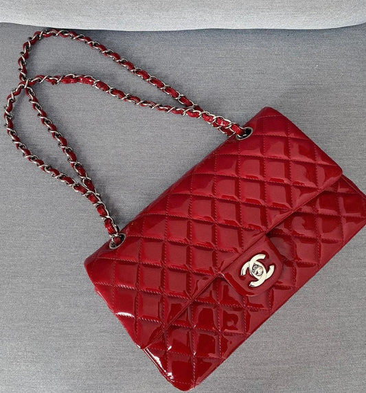 Chanel classic rossa in patent misura media