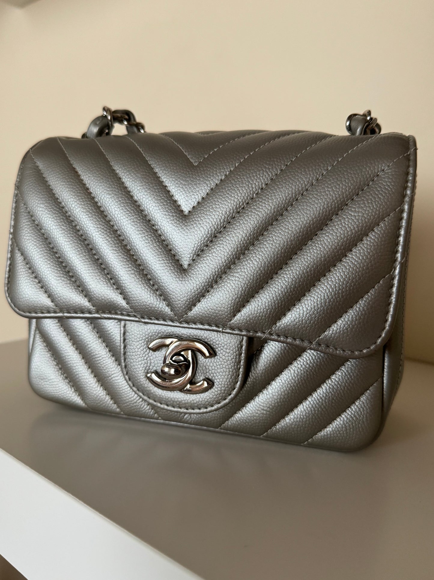 Chanel Mini square Chevron argento