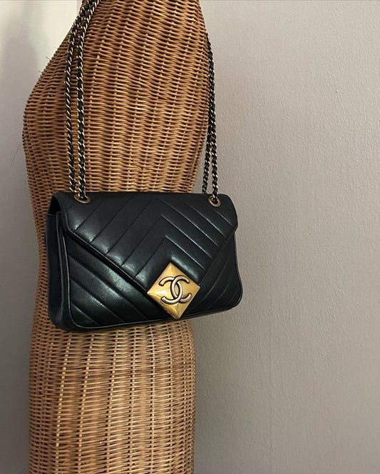 Chanel Chevron piramid nera