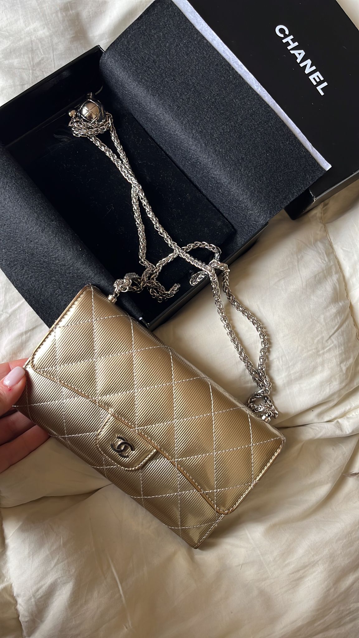 WOC Chanel oro