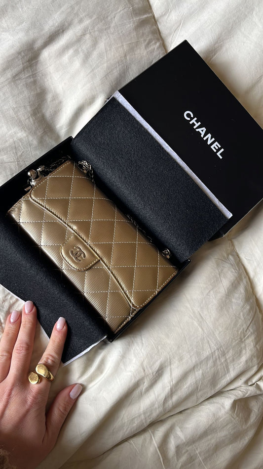 WOC Chanel oro